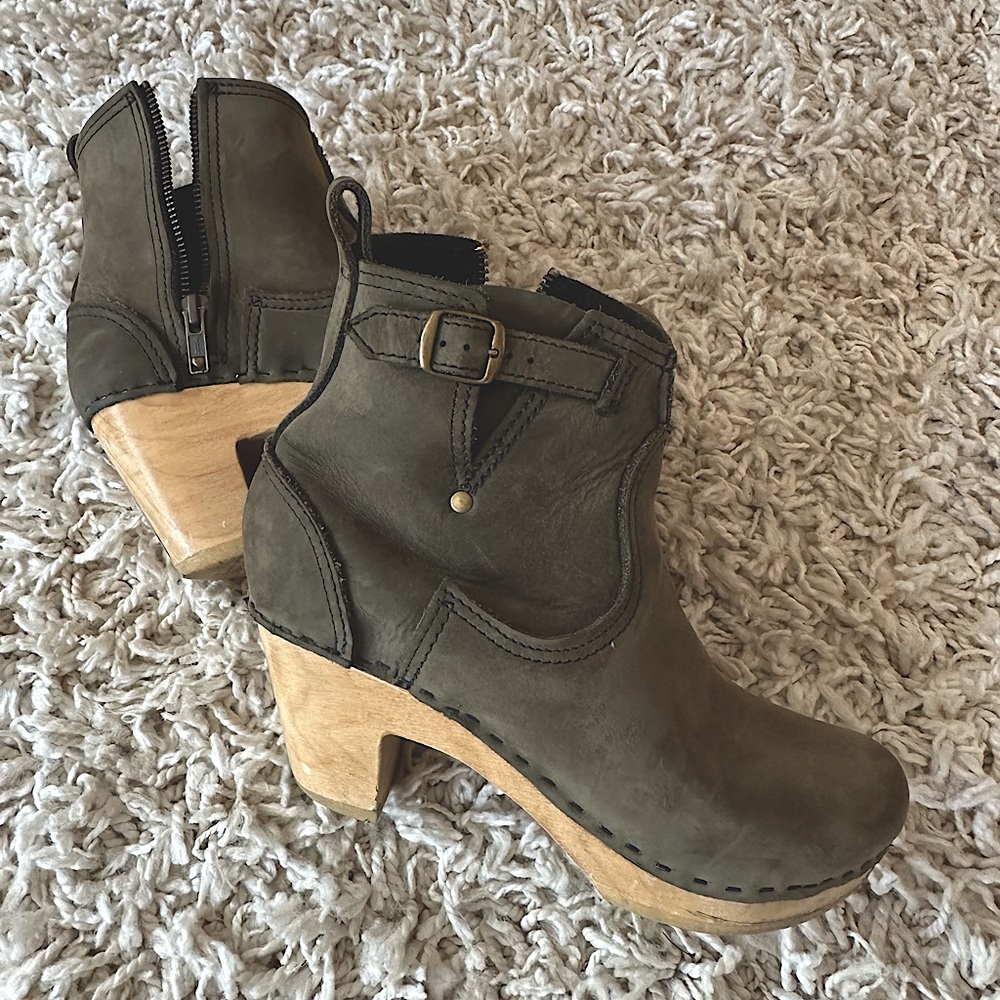 No. 6 Olive/grey buckle boot high GUC